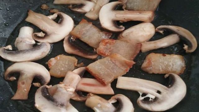 Яичница с шампиньонами и салом