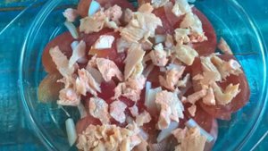 Запеканка с лососем и помидорами