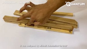 Человек создает классические рогатки из винтовок
