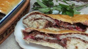 Пирог с шоколадной пастой и красной смородиной