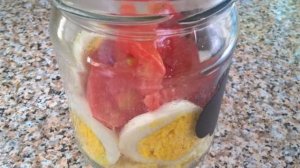 Салат в банке с овощами и яйцом