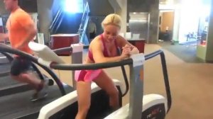 Девушка и тренажер для серфинга