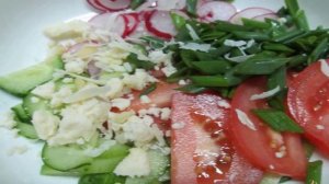 Салат с крапивой и овощами
