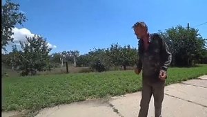 Сельский алкаш Вован нападает с кулаками на людей.