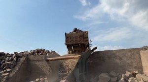 Строительство, дробление щебёнки