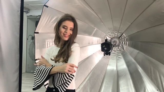 Свитерок с расклешенным рукавом