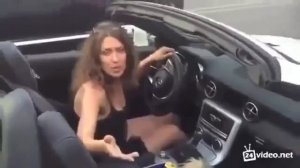 Прикол 2013  Гламурная дура не убрала за своей собакой говно, а ей закинули его в машину