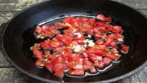 Очень быстрый суп из яйца и помидора