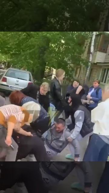 В Ровно женщины не давали бусифицировать человека. В итоге, пишут, было семь экипажей полиции. Семь! смотреть онлайн