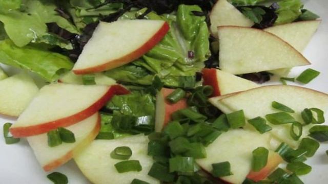Салат с курицей и яблоком