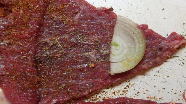 Рулеты говяжьи с луком