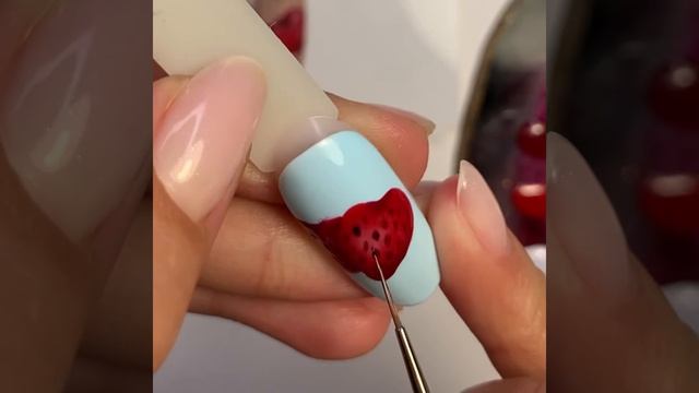 Клубника с брызгами на ногтях смотреть онлайн