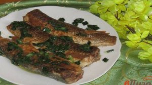 Жареный пеленгас с зеленым луком