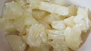 Фруктовый салат с помело, бананом и мандарином