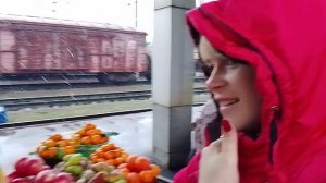 Зимний Казахстан,перон вокзала в казахстане.продают фрукты под снегом,цены на еду в Казахстане