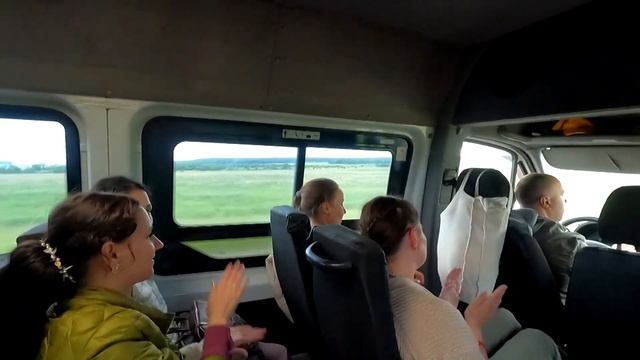 Харинама в Каменск-Уральском 26.06.2022. Киртан автобусе по пути домой. Киртан. kirtan смотреть онлайн