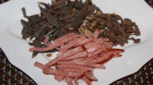 Салат из куриных субпродуктов, пекинской капусты и копченой колбасы