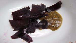 Теплый салат с макаронами и свеклой