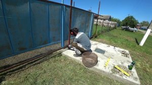 Продолжаем строительство забора своими силами.