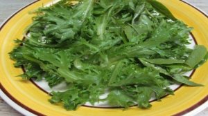 Салат с помидором мясом свинины и черной смородиной