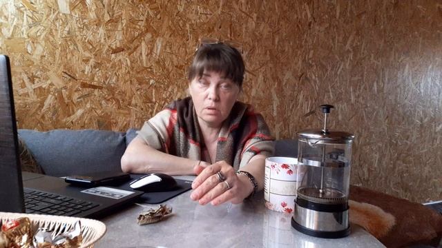 Радость длилась не долго , завтрак , посадила укроп , грядки с картошкой,  Мартюшка сам моет Лапы