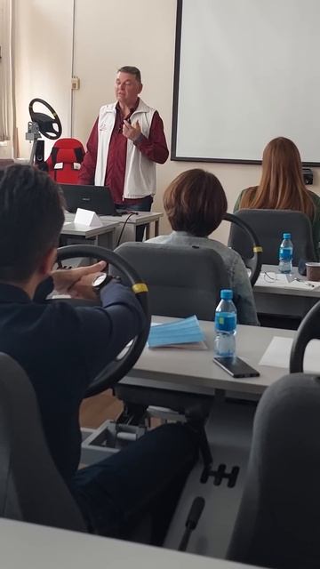 Не поддавайтесь на провокации / фрагмент тренинга "Защитное вождение" смотреть онлайн