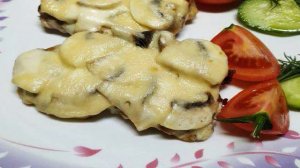 Свиные отбивные с грибами под сыром