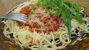 Спагетти с помидорами и томатным соусом