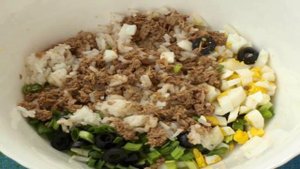 Салат из тунца с рисом и яйцом