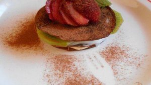 Шоколадные блины с фруктами