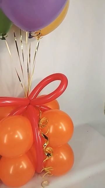 Композиция шаров "Подарок на День Рождения" смотреть онлайн