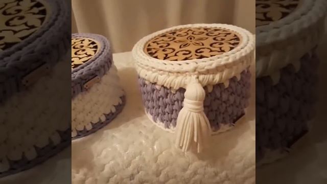Корзиночка из трикотажной пряжи ,донышко деревянное ,крышечка деревянная ,покрыто лаком