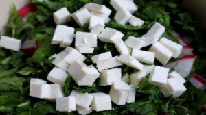 Салат с редисом огурцом и брынзой