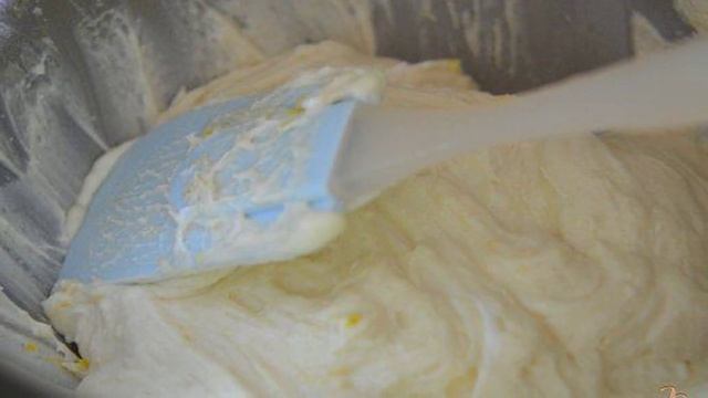 Лимонный кекс с крошкой и лимонным кремом