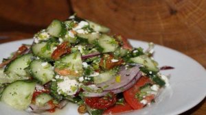 Салат из огурцов, вяленых томатов и брынзы