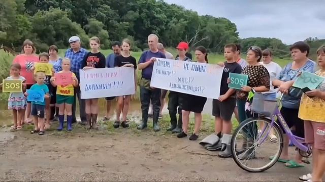 «Затопило дома и улицы, пенсионеры в опасности, чиновники бездействуют» - люди вышли на улицу!! смотреть онлайн