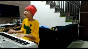 мальчик с ума сошел играет на пианино счастливого Рождества