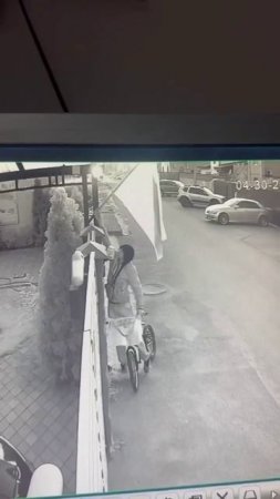 Молодой человек решил присвоить себе флаг.  Возможно, кто-то узнает этого героя и даже сообщит ему о