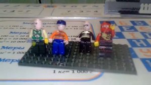 Триножник убивает Лего человечков