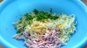 Бутерброды с намазкой из сыра, колбасы и яйца