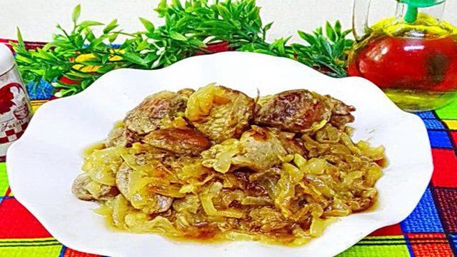 Свинина тушёная с луком