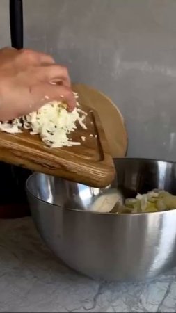 Рулет с луком и яйцом👍