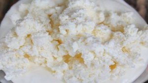 Салат из помидор с творожным соусом и зеленью