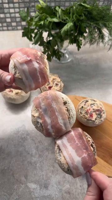 Фаршированные шампиньоны в беконе — один из вкуснейших рецептов для майских завирусился в сети