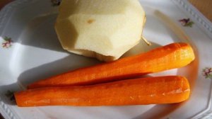 Морковный салат с яблоками, сухофруктами и овсяными хлопьями