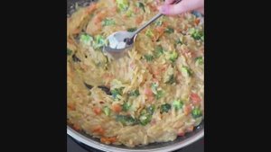 Кремовая паста орзо с брокколи, морковью и сыром чеддер в одной кастрюле — быстро, просто и ооочень