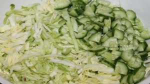 Салат из молодой белокочанной капусты с редисом и зеленью