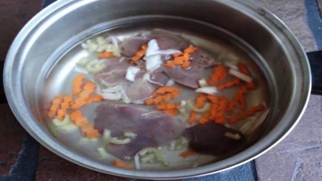 Печень тушеная с овощами и булгуром в сметане
