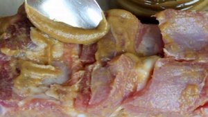 Грудинка запеченая с чесноком и горчицей