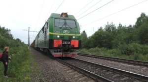 Тепловозы ЧМЭ3-4885 и 6017 с хозяйственным поездом и электровоз 2ЭС4К-049 с грузовым поездом
